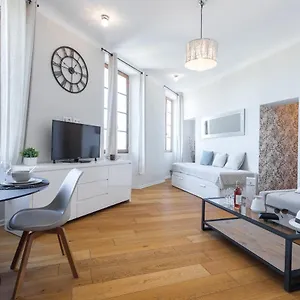 https://gorgeous-4-6-persons-with-gardens-view-in-the-old-town.fr-provencehotel.com